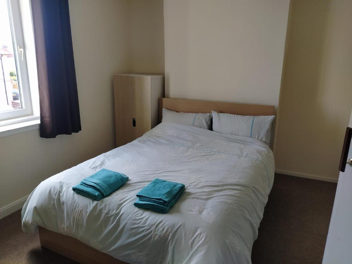 Self Catering 2 Bedroom Flat, Frequent Buses, 1-Minute Walk To Bus Stop, 20 Minutes To City Center Edinburgh Luaran gambar