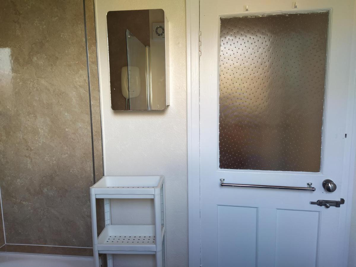 Self Catering 2 Bedroom Flat, Frequent Buses, 1-Minute Walk To Bus Stop, 20 Minutes To City Center Edinburgh Luaran gambar