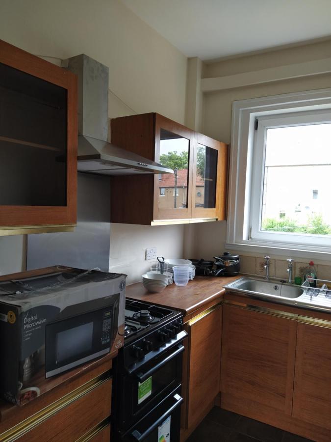 Self Catering 2 Bedroom Flat, Frequent Buses, 1-Minute Walk To Bus Stop, 20 Minutes To City Center Edinburgh Luaran gambar