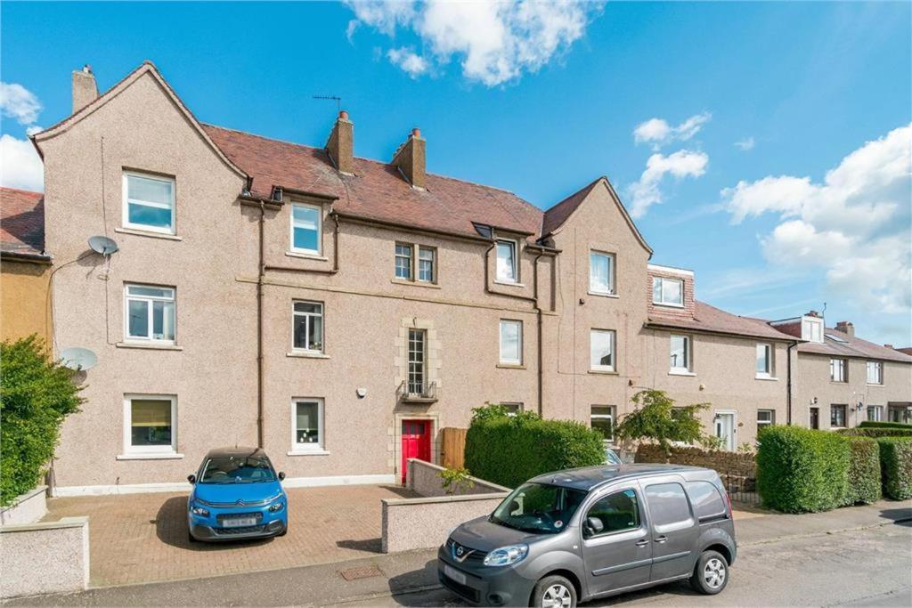 Self Catering 2 Bedroom Flat, Frequent Buses, 1-Minute Walk To Bus Stop, 20 Minutes To City Center Edinburgh Luaran gambar