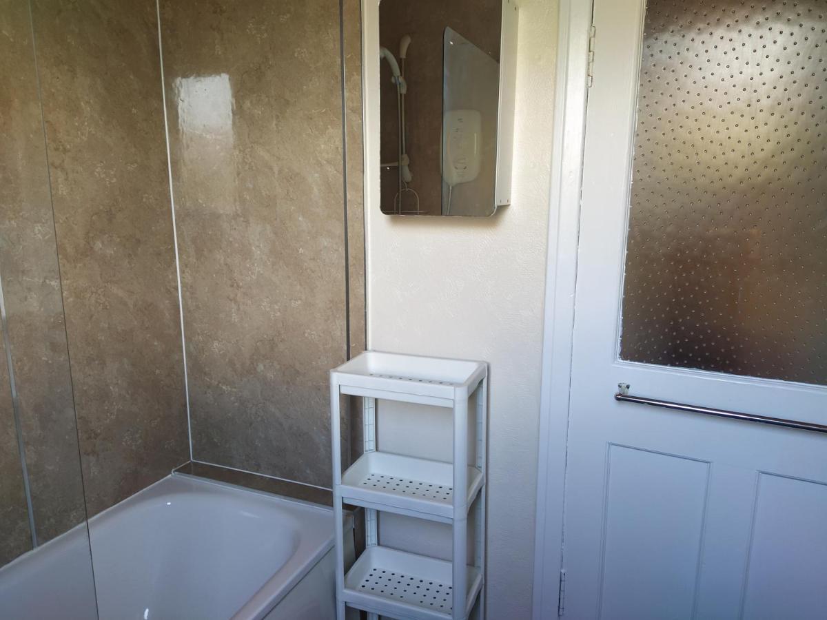 Self Catering 2 Bedroom Flat, Frequent Buses, 1-Minute Walk To Bus Stop, 20 Minutes To City Center Edinburgh Luaran gambar