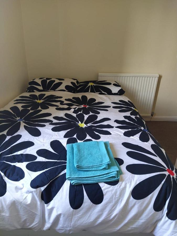 Self Catering 2 Bedroom Flat, Frequent Buses, 1-Minute Walk To Bus Stop, 20 Minutes To City Center Edinburgh Luaran gambar