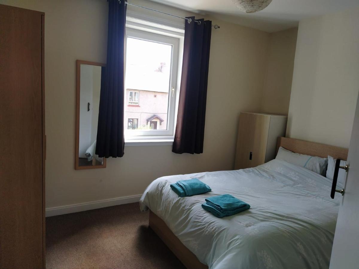 Self Catering 2 Bedroom Flat, Frequent Buses, 1-Minute Walk To Bus Stop, 20 Minutes To City Center Edinburgh Luaran gambar